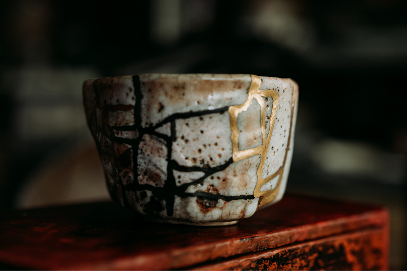 Kintsugi basics to repair chipped ceramics with gold. Workshop in